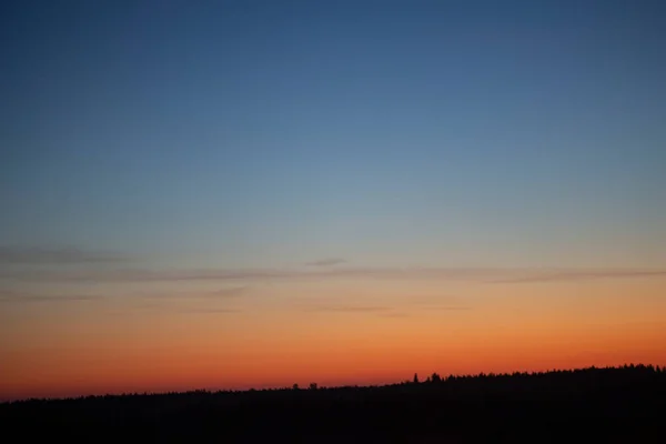 El cielo al atardecer. Puesta de sol en las montañas. — Foto de Stock