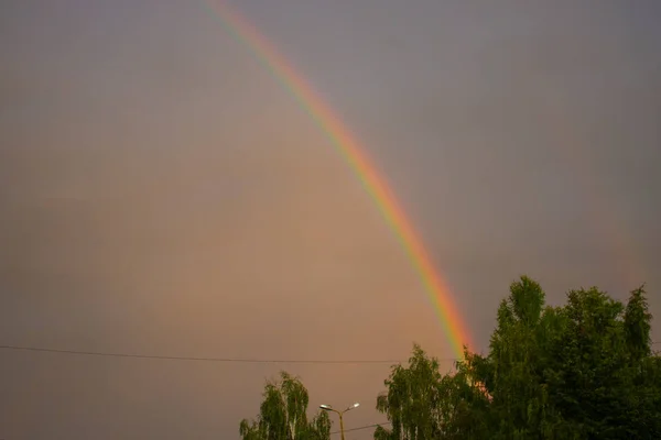 Arcobaleno nel cielo. Bellissimo sfondo con arcobaleno colorato. — Foto Stock