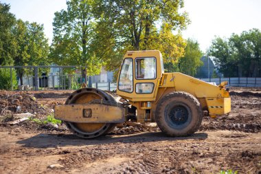 İnşaat alanında buldozer. Bir ev inşa etmek.