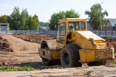İnşaat alanında buldozer. Bir ev inşa etmek.