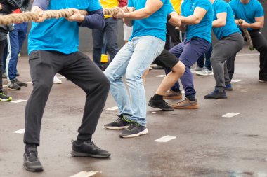 İpi çeken adamlar var. Spor yarışması.