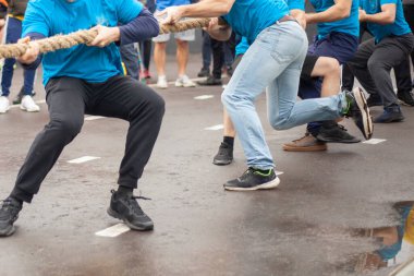 İpi çeken adamlar var. Spor yarışması.
