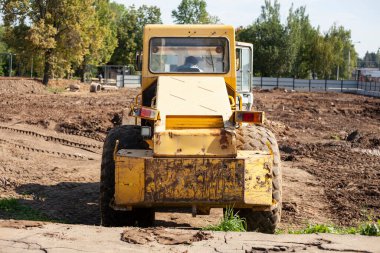 İnşaat alanında buldozer. Bir ev inşa etmek.