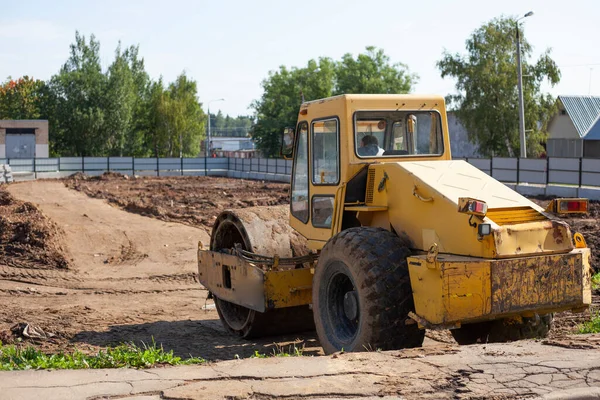 İnşaat alanında buldozer. Bir ev inşa etmek.