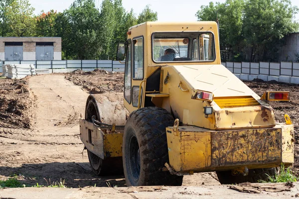 İnşaat alanında buldozer. Bir ev inşa etmek.