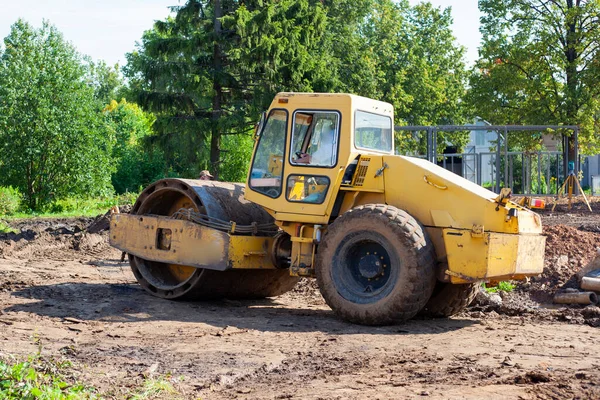 İnşaat alanında buldozer. Bir ev inşa etmek.