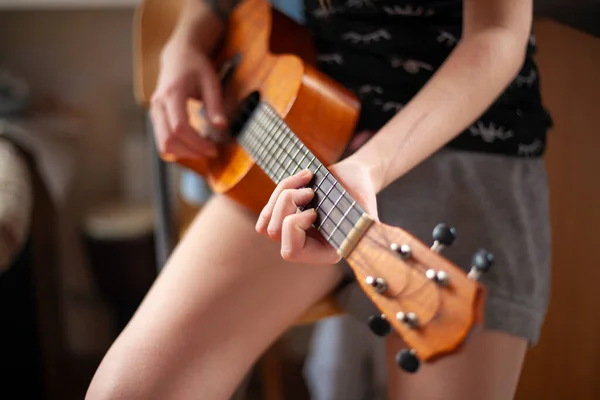 La fille joue sur l'ukulélé. Leçon de guitare. — Photo