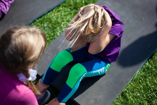 As crianças praticam esportes no ar. Exercício físico. — Fotografia de Stock