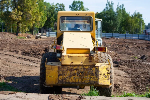 İnşaat alanında buldozer. Bir ev inşa etmek.