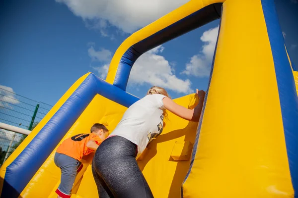 Parcours d'obstacles gonflable pour enfants. — Photo