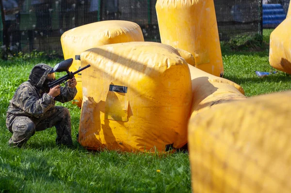 Paintball oyuncuları antrenman sahasında. — Stok fotoğraf