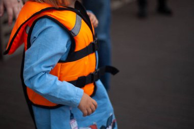 Çocuğun üzerinde can yeleği var. Güvenli yüzmek için kıyafetler.. 