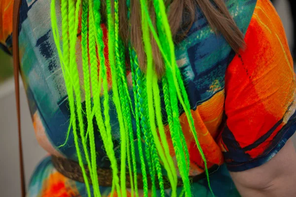 Cabelo sintético. Pigtails tecido no cabelo da menina. — Fotografia de Stock