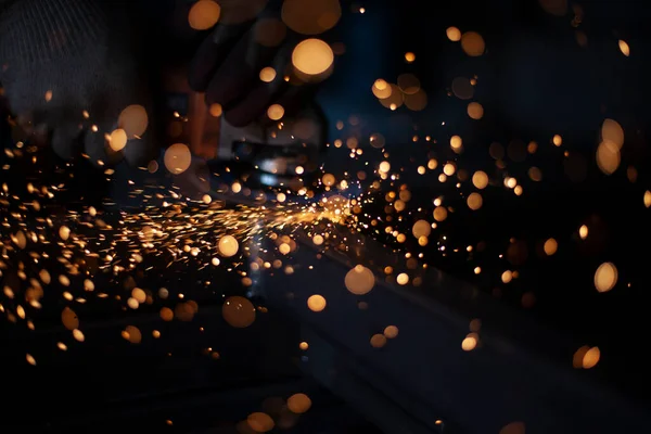 Chispas de procesamiento de metales. Trabajar con una amoladora. — Foto de Stock