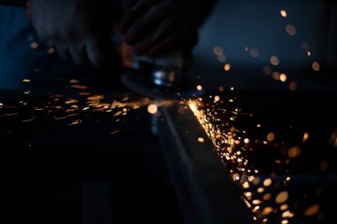 Metal işlemeden kıvılcımlar. Öğütücüyle çalış..