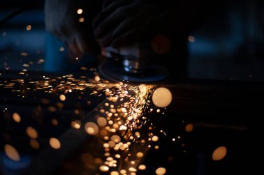 Metal işlemeden kıvılcımlar. Öğütücüyle çalış..