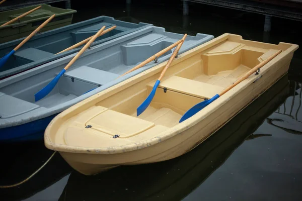 Båtar vid piren. Nöjesbåtar för bad på sjön. Livbåtar på stranden. — Stockfoto