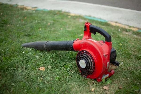 Kebun vacuum cleaner terletak di rumput. — Stok Foto
