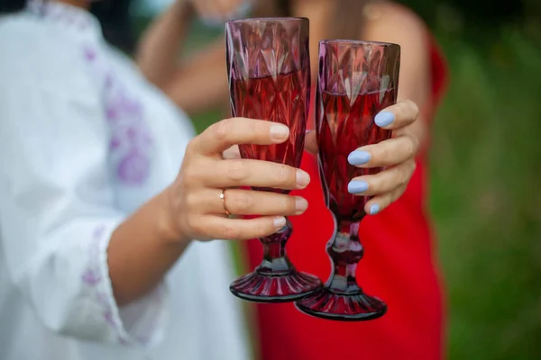 Lunettes avec du vin dans les mains des filles. — Photo