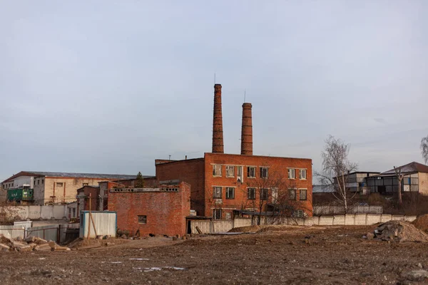 Stara fabryka z rurami. — Zdjęcie stockowe