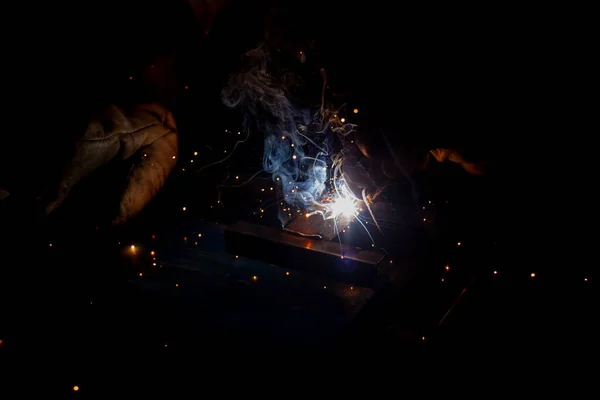 Fémhegesztés. Szikrák a fém melegítéséből. — Stock Fotó