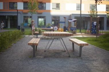 Masa dışarıda. Parkta bir masa.