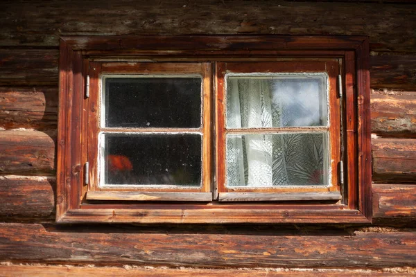 Вікно в стіну з дерева. Старий длм . — стокове фото