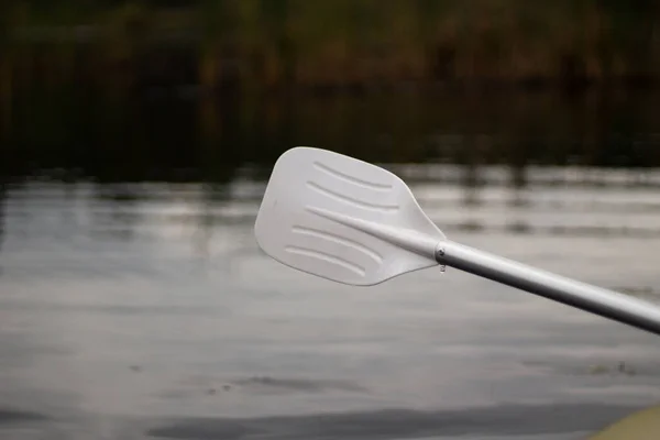 Paleta para remar en el agua. Viaje en barco. — Foto de Stock