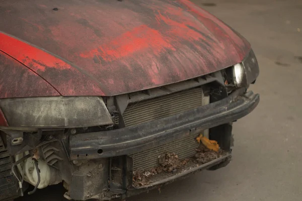 汚くて壊れた赤い車。駐車場に車が放置されています. — ストック写真