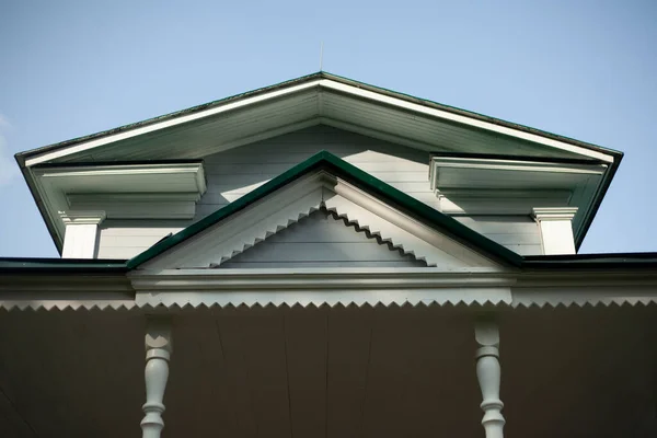 La cresta del techo de una casa vieja. Decoración de la visera del techo en el siglo XIX. — Foto de Stock