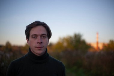 Adam caddede yürüyordu. Şafakta genç adam. 