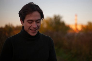 Adam caddede yürüyordu. Şafakta genç adam. 