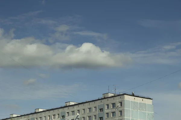 Городское облако над домом. — стоковое фото