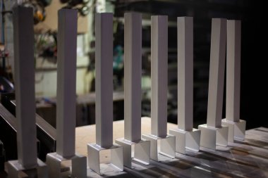 Beyaz boyanmış metal profili. Çelik yapı ayrıntıları. 