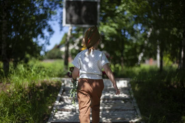 Barnet går till monumentet till andra världskriget. — Stockfoto