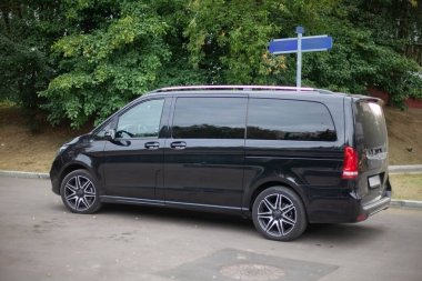 Sokağa siyah bir minibüs park etmiş.. 