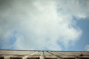 Çatı yamacı. Çatı yüzeyi gökyüzüne karşı. 