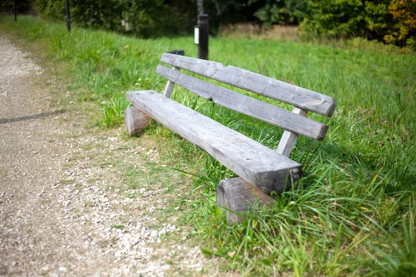 Drewniana ławka na ulicy. Miejsce do odpoczynku. — Zdjęcie stockowe