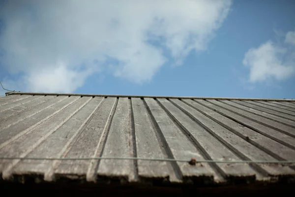 Dachschräge. Dachfläche gegen den Himmel. — Stockfoto