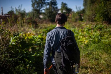 Adam doğanın el değmemiş yerlerine seyahat ediyor.. 