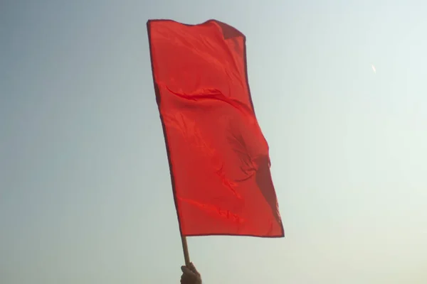 空に対する赤い旗。競争の開始を示す旗. — ストック写真