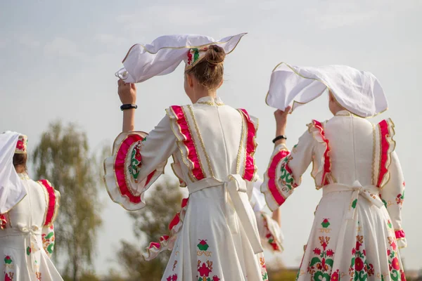 Meninas em vestidos russos populares. Introdução do grupo folclórico no palco. — Fotografia de Stock