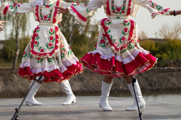 Holky v lidových ruských šatech. Představení folklórní skupiny na jevišti. — Stock fotografie