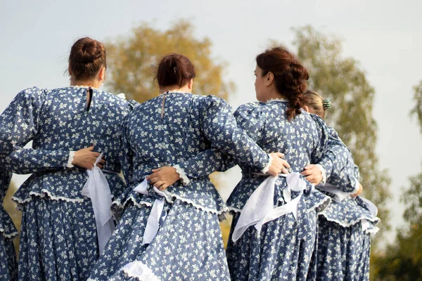 Folk Rus elbiseli kızlar. Halk bilimi grubunun sahneye çıkışı.. — Stok fotoğraf