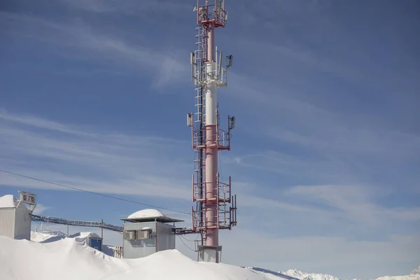 Communicatieapparatuur in de bergen. De repeater bevindt zich op grote hoogte. — Stockfoto