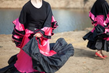 Çingene elbisesi içinde dans et. Sokakta konuşma.