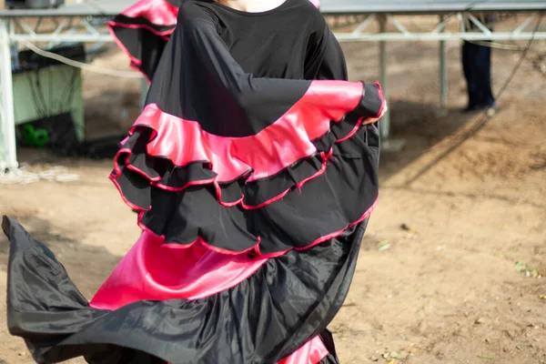 Dança com um vestido cigano. Discurso na rua. — Fotografia de Stock