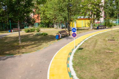 Parktaki çocuklar için bisiklet yolu var. Altyapı döngüsü. 