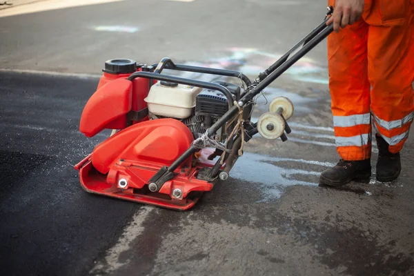 Rammer de asfalto. Colocando la superficie de la carretera. Creación de aparcamiento. — Foto de Stock