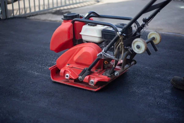 Asphalt rammer. Meletakkan permukaan jalan. Membuat tempat parkir. — Stok Foto